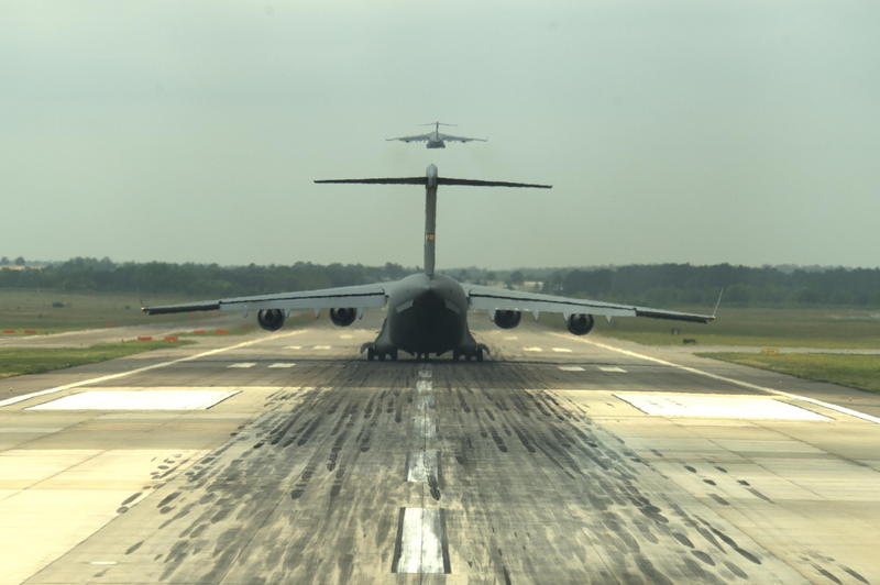 Illustration for article titled Una formación inusual: nueve enormes C-17 Globemaster en pleno vuelo